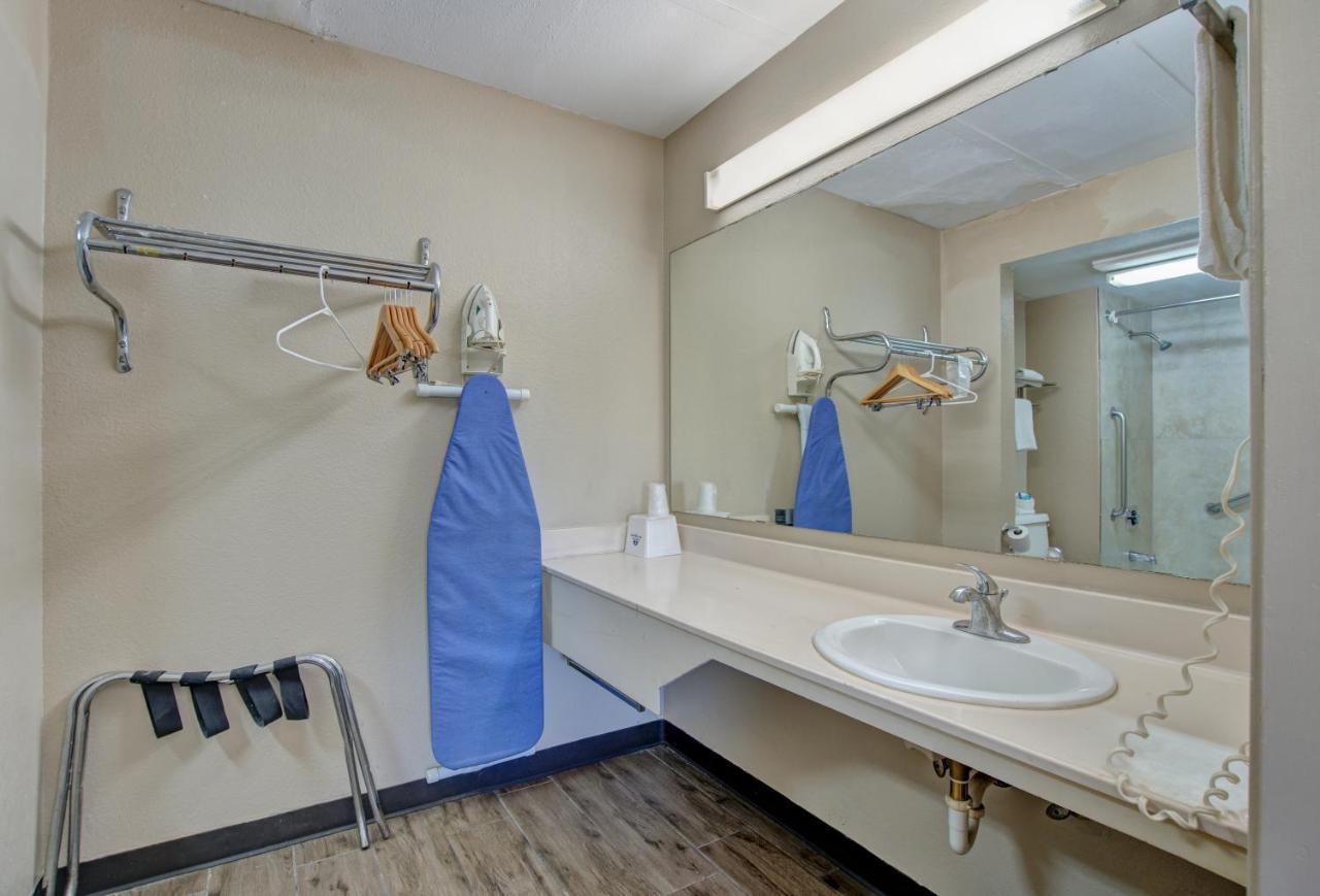 Americas Best Value Inn Ларедо Екстериор снимка