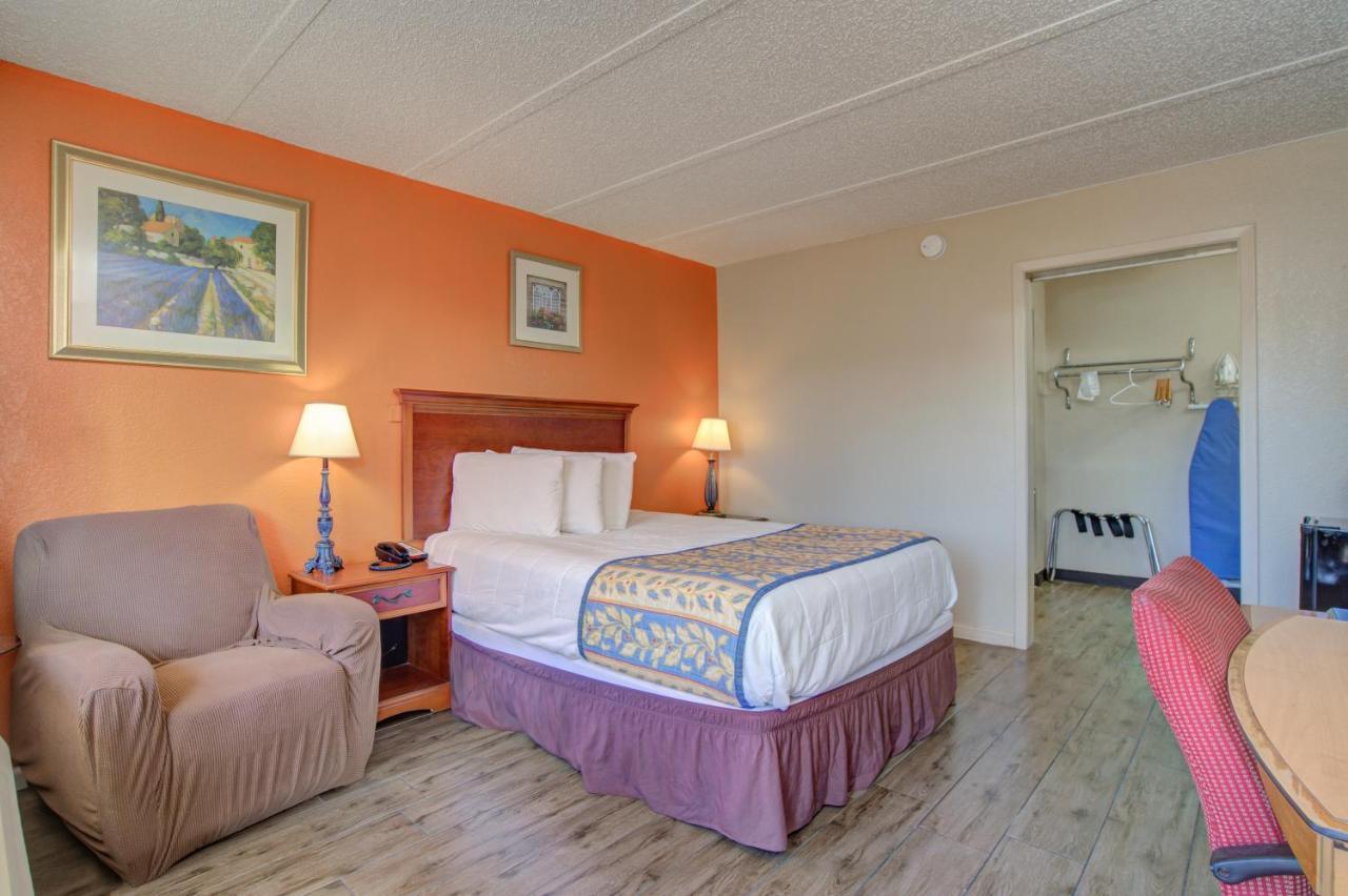 Americas Best Value Inn Ларедо Екстериор снимка
