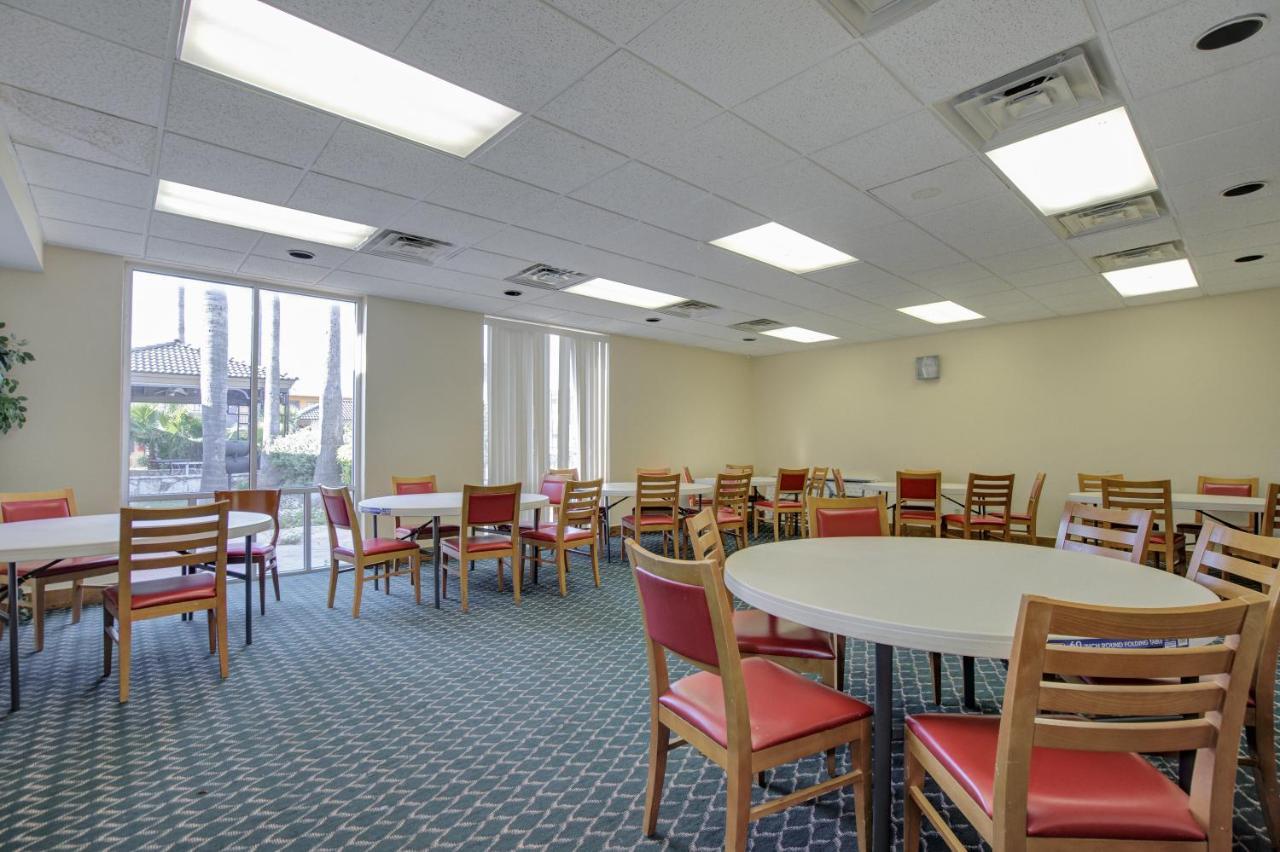 Americas Best Value Inn Ларедо Екстериор снимка