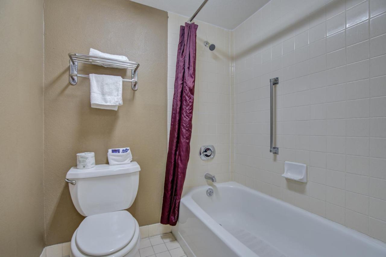 Americas Best Value Inn Ларедо Екстериор снимка