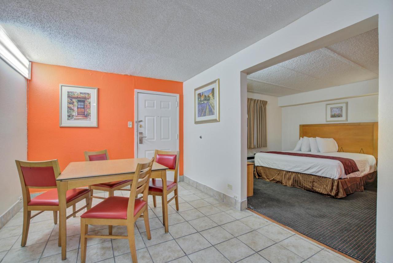 Americas Best Value Inn Ларедо Екстериор снимка