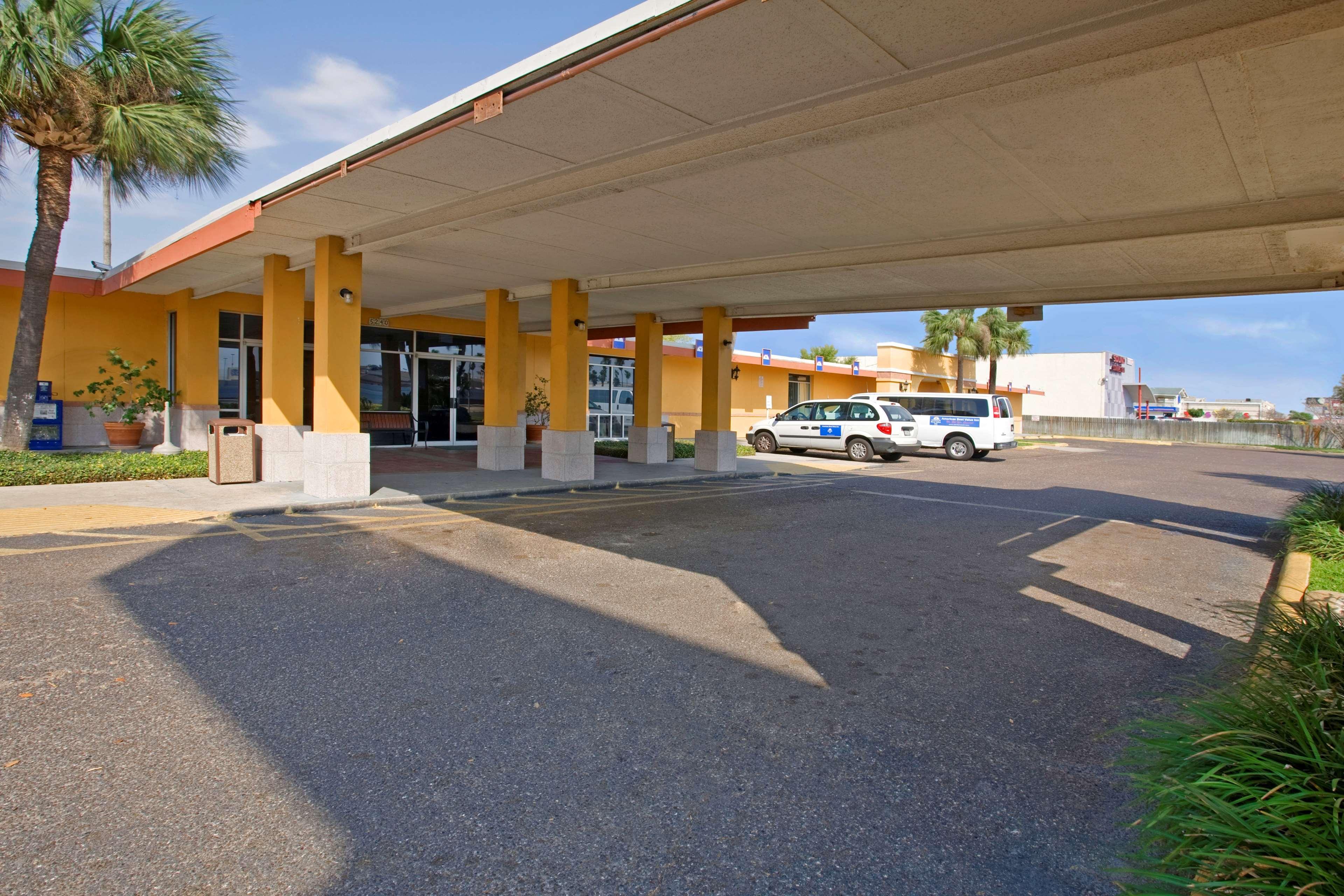 Americas Best Value Inn Ларедо Екстериор снимка