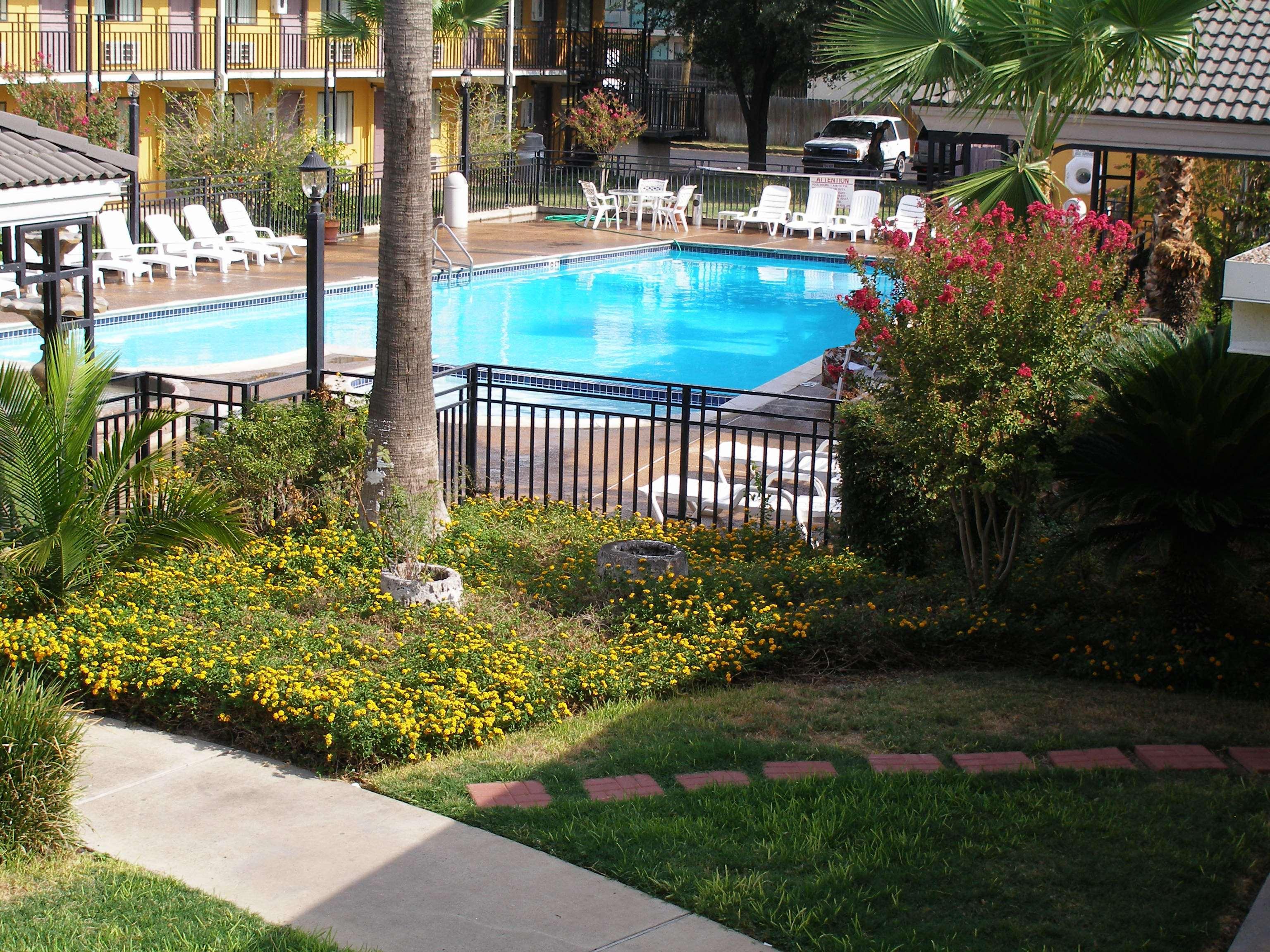 Americas Best Value Inn Ларедо Съоръжения снимка