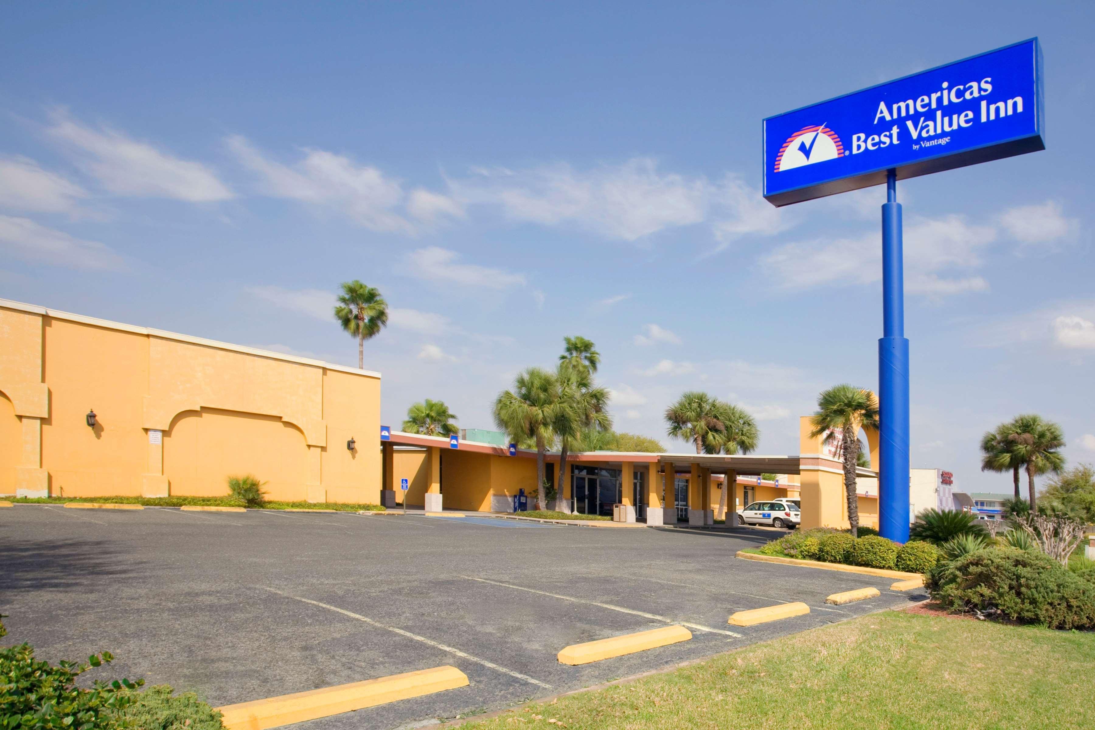 Americas Best Value Inn Ларедо Екстериор снимка