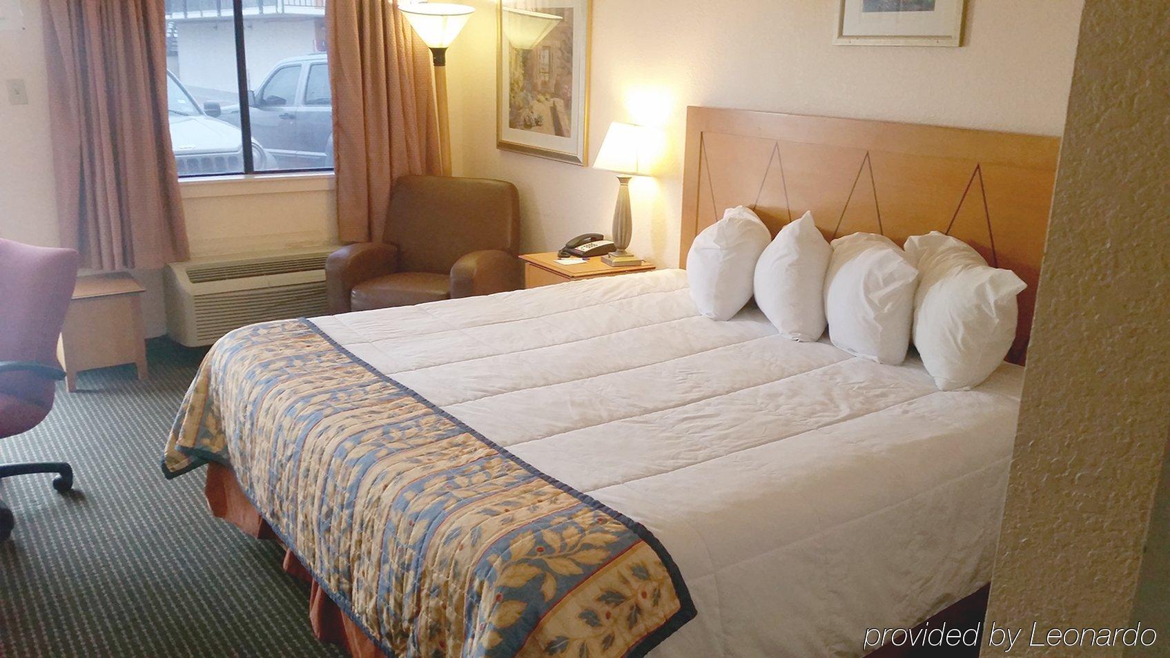 Americas Best Value Inn Ларедо Екстериор снимка