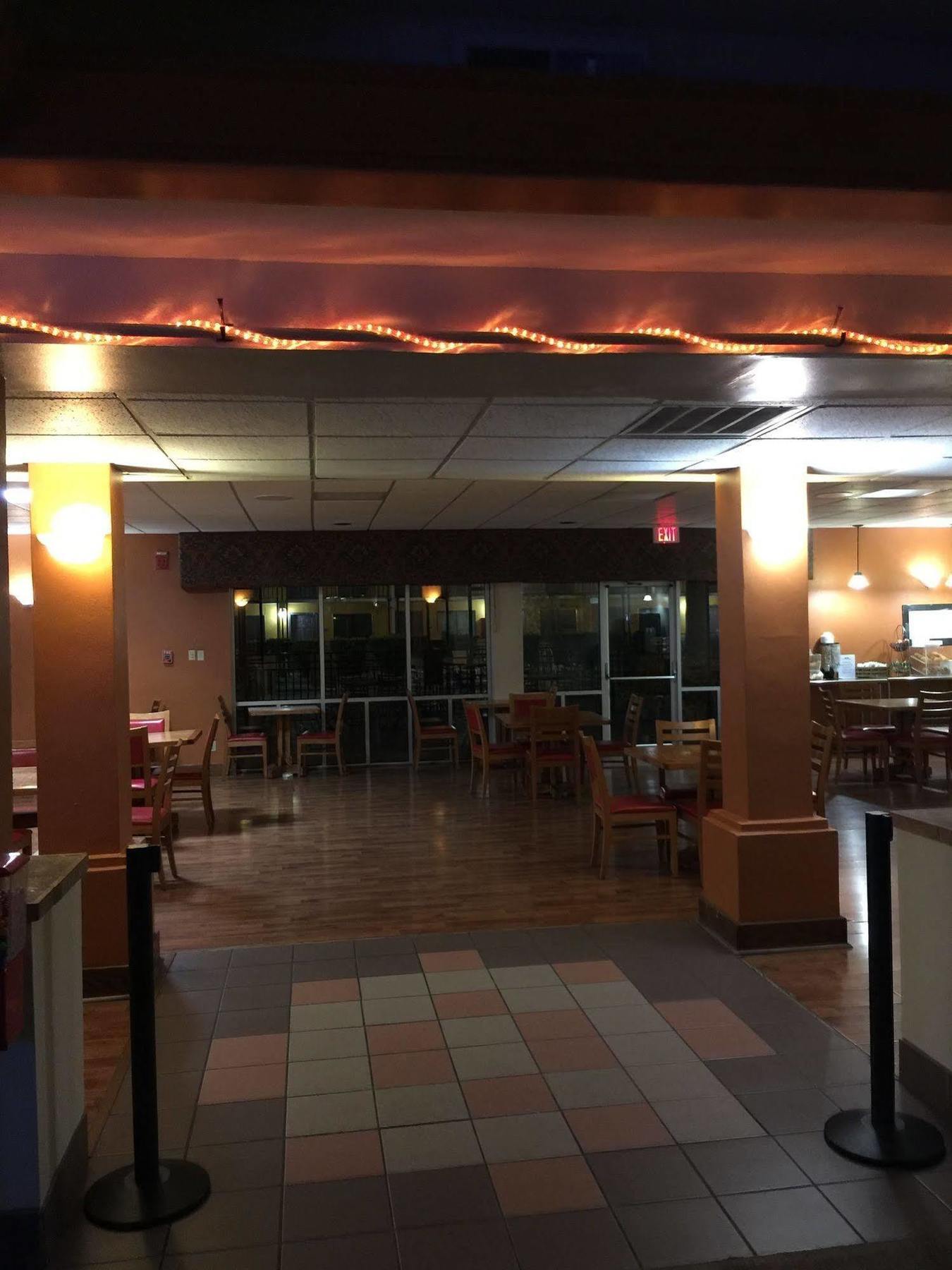 Americas Best Value Inn Ларедо Екстериор снимка