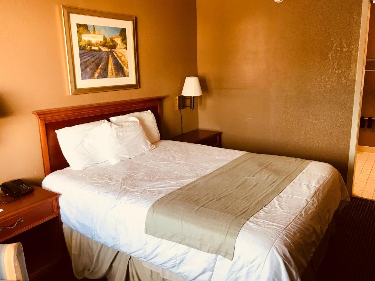 Americas Best Value Inn Ларедо Екстериор снимка