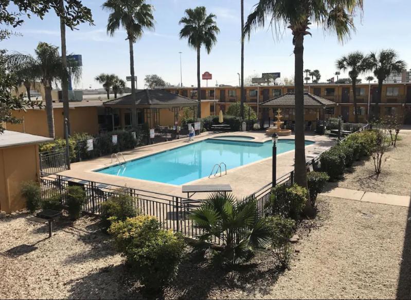 Americas Best Value Inn Ларедо Екстериор снимка